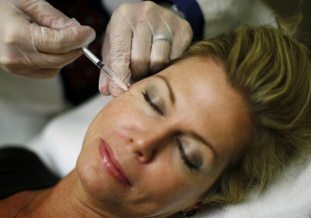 La introducción de rellenos en la piel de la cara un método de inyección para tensar